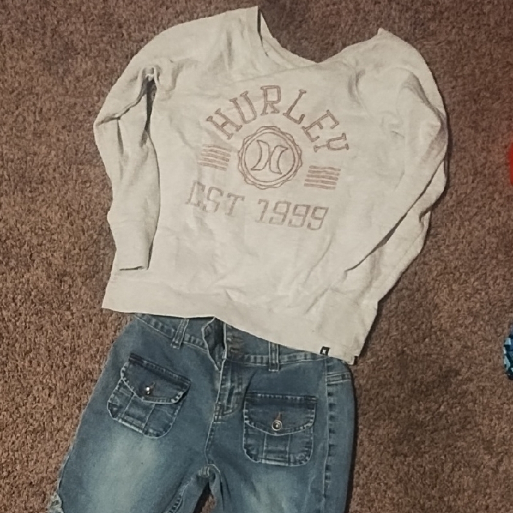 #010 Hurley Women's  Small Light Gray Sweatshirt With Size 5 Hot Topic Jeans